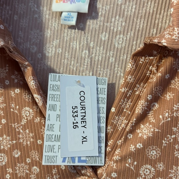 LuLaRoe Courtney NWT. Long sleeves and open v-neck with soft collar. - Picture 3 of 3